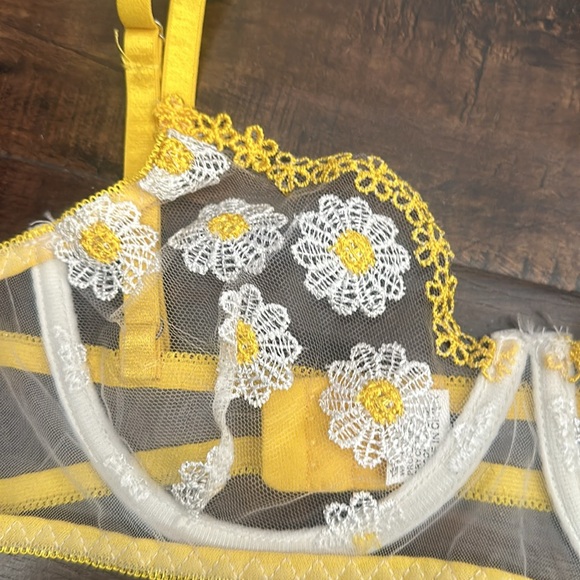 True Vintage Piece Perfect Festival Wear! Embroidered 🌼 Daisy’s - Picture 2 of 2